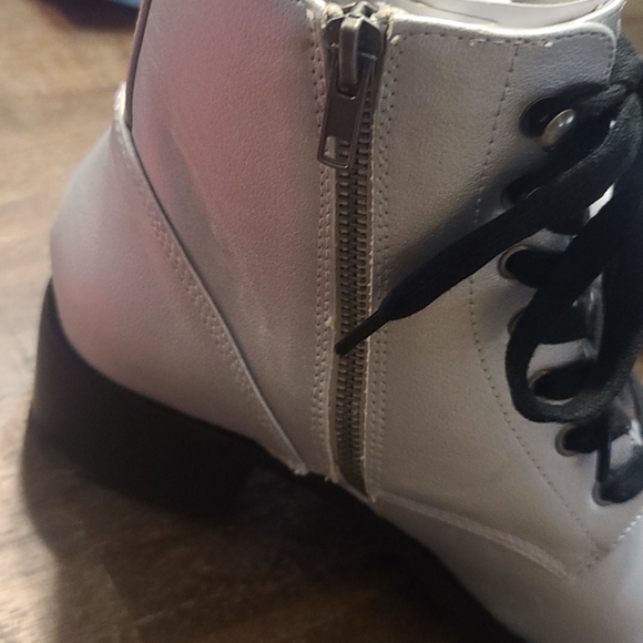 Boots - Picture 5 of 5